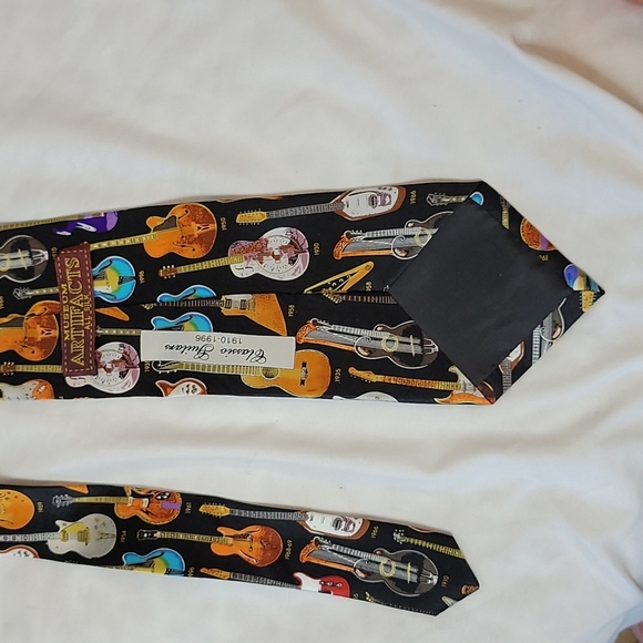 MUSEUM ARTIFACTS Classic Guitars 1910_1996 All Silk 58" - Picture 5 of 6